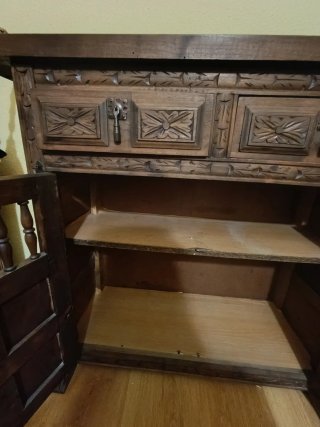 Mueble de entrada de madera tallada