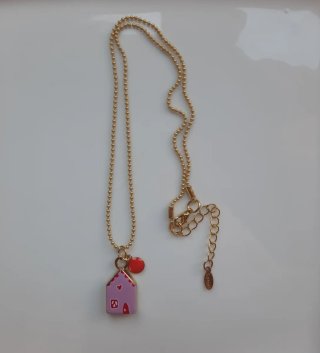 Collar cadena dorada con casita esmaltada en rosa.