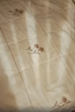 Edredón acolchado con detalles bordados