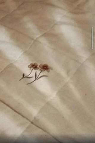 Edredón acolchado con detalles bordados