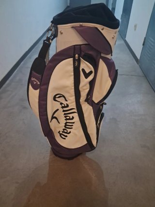 Bolsa de golf Callaway morada y blanca
