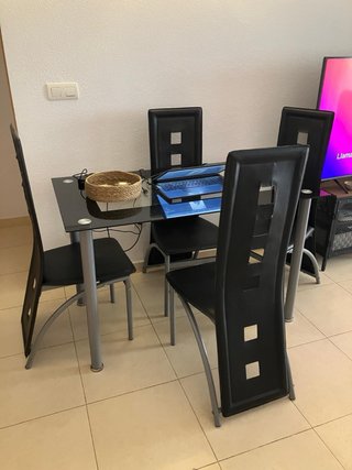 Mesa comedor cristal negra + 4 sillas