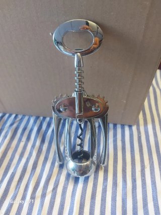 Cavatappi,schiaccianoci, leva capsule da cucina in