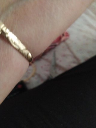 Pulsera dorada que no se pone fea
