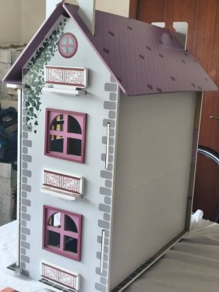 Casita de muñecas rosa Lidl con muebles y muñecos