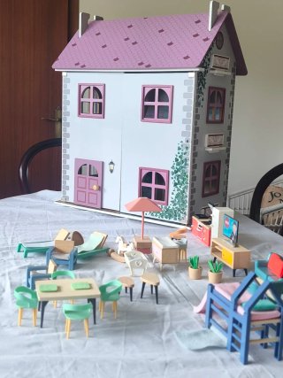 Casita de muñecas rosa Lidl con muebles y muñecos