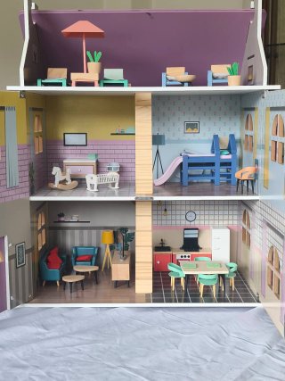 Casita de muñecas rosa Lidl con muebles y muñecos