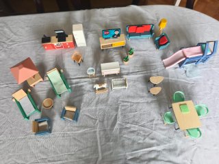 Casita de muñecas rosa Lidl con muebles y muñecos