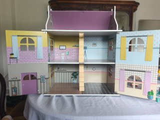 Casita de muñecas rosa Lidl con muebles y muñecos