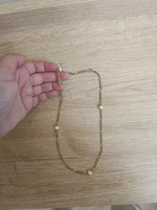 Collar dorado con perlas