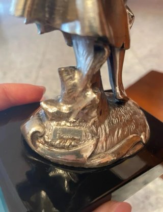Figura chica con pandereta