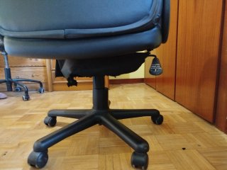 Silla de oficina negra con ruedas