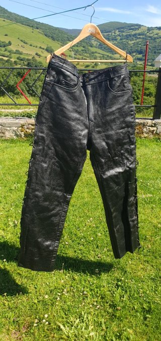 Conjunto custom: Pantalón, chaleco y casco