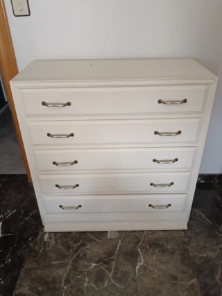 Cómoda blanca de madera