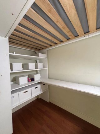 Cama elevada con escritorio blanco