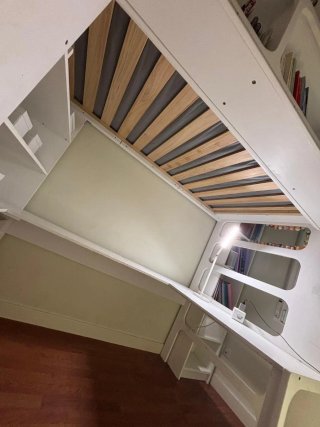Cama elevada con escritorio blanco
