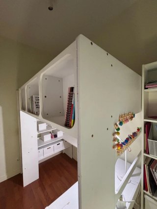 Cama elevada con escritorio blanco