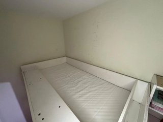 Cama elevada con escritorio blanco