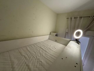 Cama elevada con escritorio blanco