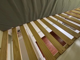 Cama elevada con escritorio blanco