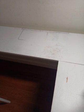 Cama elevada con escritorio blanco