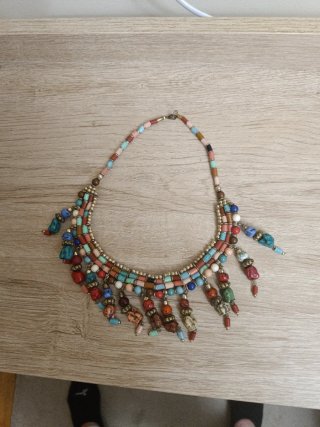 Collar artesanal con cuentas de colores