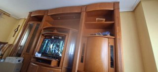 Mueble de comedor de madera y cristal