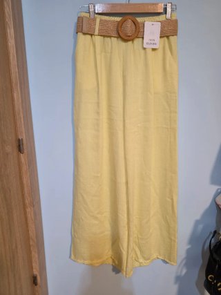 Pantalón amarillo con cinturón