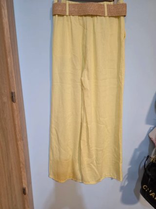 Pantalón amarillo con cinturón