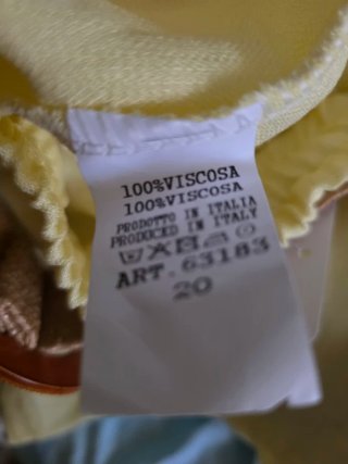 Pantalón amarillo con cinturón
