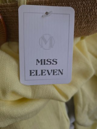 Pantalón amarillo con cinturón