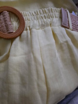 Pantalón amarillo con cinturón
