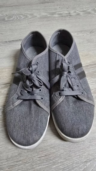 Zapatillas grises con rayas talla 42