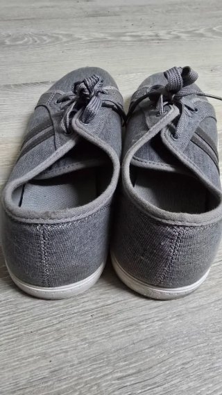 Zapatillas grises con rayas talla 42