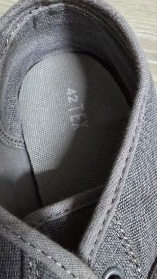 Zapatillas grises con rayas talla 42