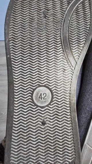 Zapatillas grises con rayas talla 42
