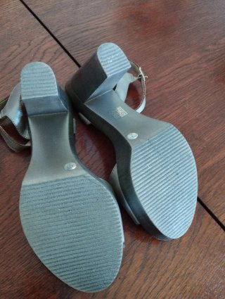 Sandalias plateadas tacón Muy buena calidad !
