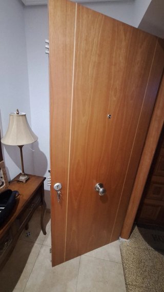Puerta de madera casi nueva