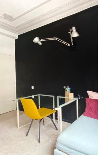 Mesa cristal patas metal diseño minimalista