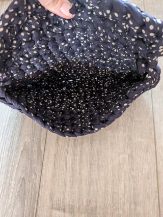 Bolso de trapillo azul con puntos blancos