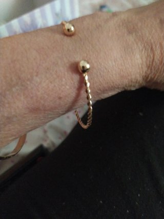 Pulsera dorada con diseño abierto