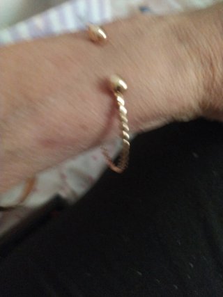Pulsera dorada con diseño abierto