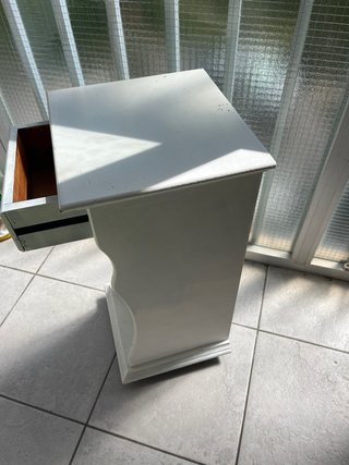 Mueble revistero de madera blanco