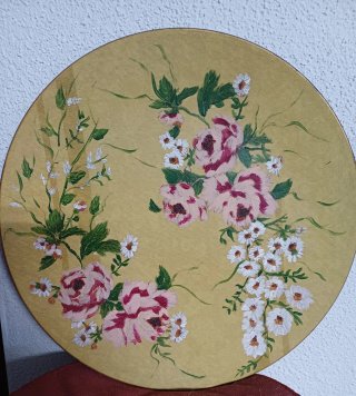 Piatto decorativo con fiori dipinti