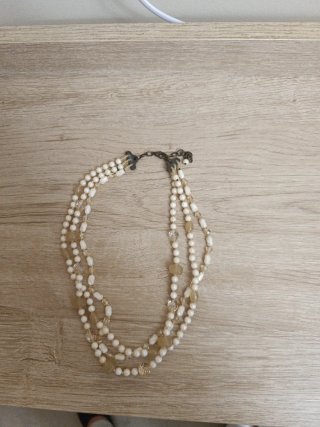 Collar de perlas y cuentas