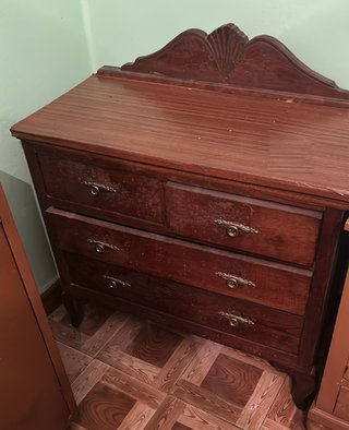 Cómoda de madera con 4 cajones