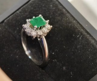 Anillo Orla en Oro Blanco 18k con Esmeralda Natura