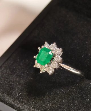Anillo Orla en Oro Blanco 18k con Esmeralda Natura