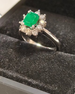Anillo Orla en Oro Blanco 18k con Esmeralda Natura
