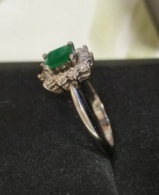 Anillo Orla en Oro Blanco 18k con Esmeralda Natura